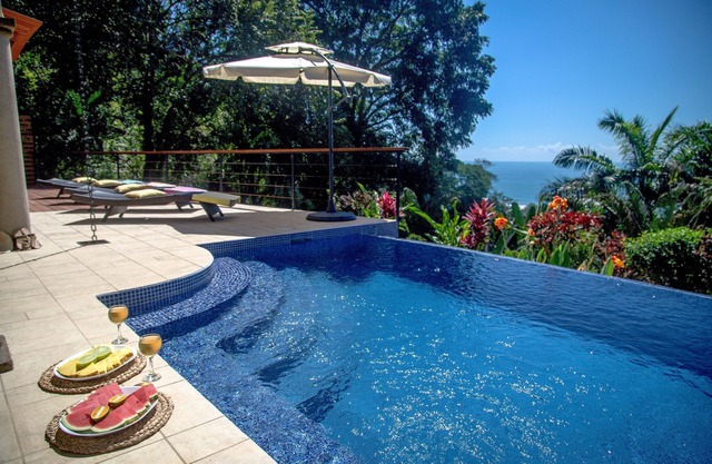 Perfect Location, Walk to Beach, Infinity Pool, Luxury Decor, Fast Free Wifi!