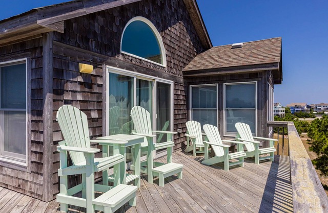 Perfect semi-oceanfront Getaway with Full Kitchen, WIFI, and A/C | Dog-friendly