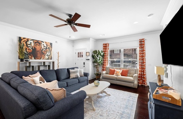 Perfect Walkable 2/2.5 Game Day Condo in Auburn with Tailgate parking spot!
