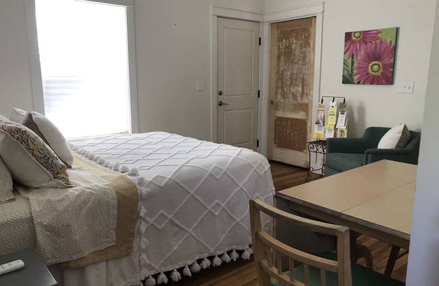 Perfectly located in the Tech Terrace UNIT area. Completely renovated.