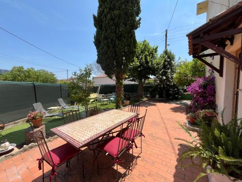 Perle rare, F4 donnant sur un grand jardin privé aménagé, parkings gratuits, clim, calme, idéal famille & pro, 10 min de la mer et du centre-ville, de la gare sncf et routière