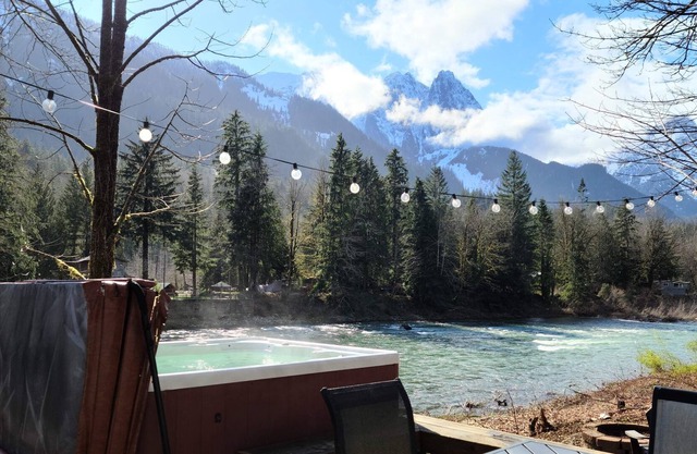 Persis Perch: Charming riverfront, stunning views