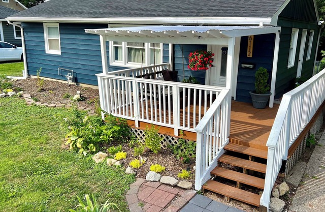 Pet & family friendly 4-bedroom house, sleeps 10. Close to DSM Airport!