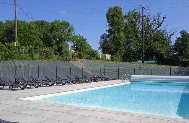 Pet-friendly Unit with Kitchenette, Free Parking & Outdoor Swimming Pool!