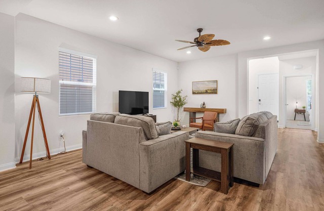 Pet-Friendly, 4 bdrm Riverpark Gem (30+ Day Stays)