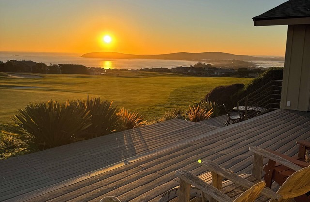 Pet-friendly 4-bedroom, 2 Ensuites. Coastal views & right on the 10th Green!