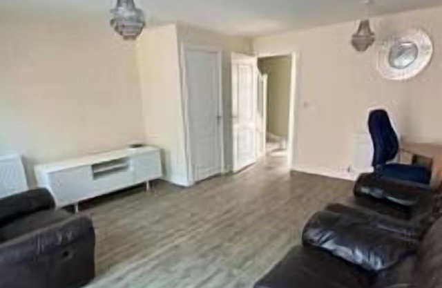 ★Pet friendly ★Allocated Parking for two cars ★Great transport links, close to m