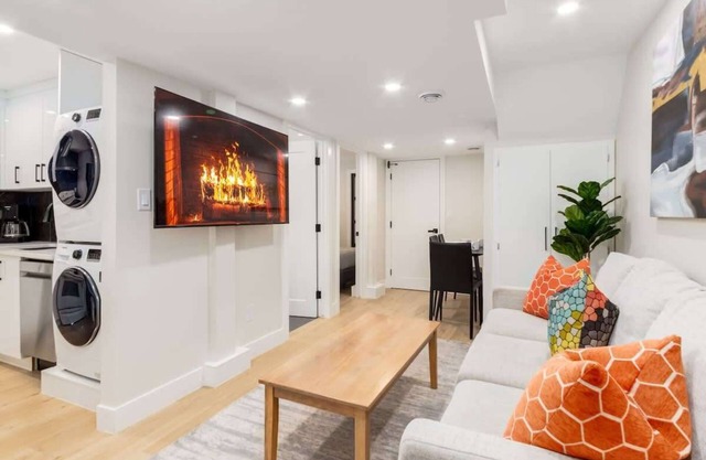Pet Friendly Basement Suite w/3 Queen Beds