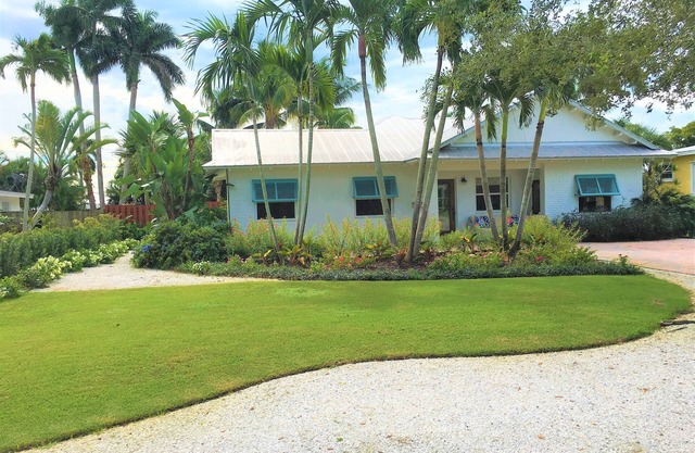 Pet Friendly Beachy Home in the Heart of Naples! Multi Month Discount!