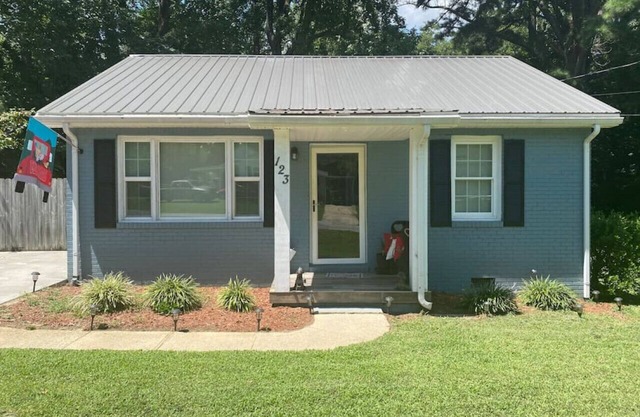 Pet friendly Bungalow 10 min to Downtown Raleigh