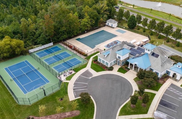 Pet Friendly Clean/Airy Resort Style 3BR Townhouse w/Community Pools, Gym, and Parking