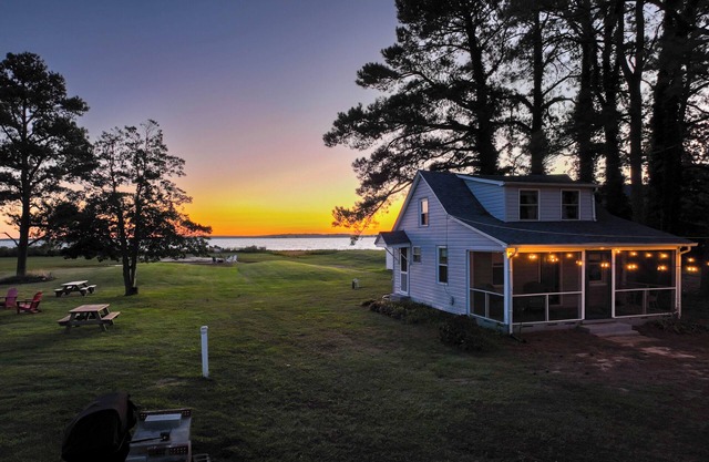 Pet Friendly Delightful Waterfront Cottage on Hoopers Island, MD.