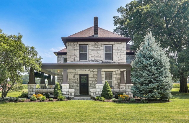 Pet-Friendly Home: Grill & Fire Pit in Manhattan
