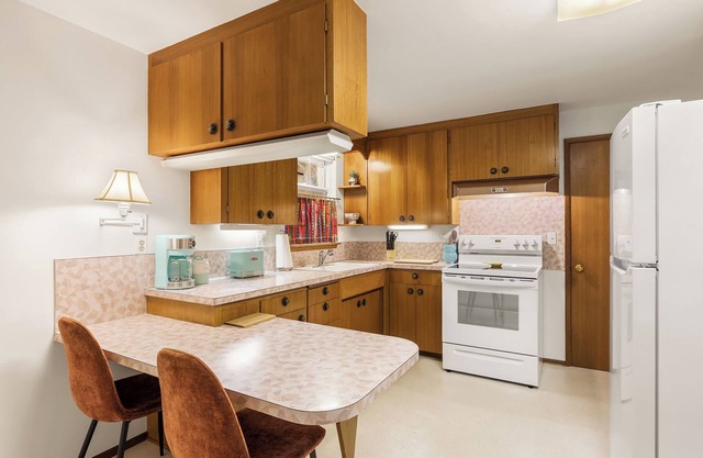 Pet Friendly, Huge Fenced-in Yard. West Seattle Location