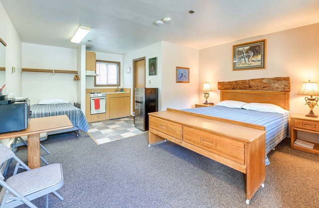 Pet-Friendly Kenai Lake Unit: Walk to the Water!