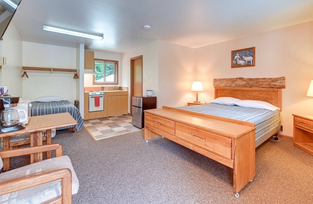 Pet-Friendly Studio Retreat ~ 12 Mi to Cooper Lake