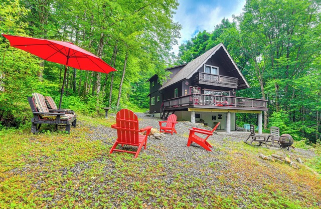 Pet-Friendly Home w/Deck: 4 Mi to Jay Peak Resort