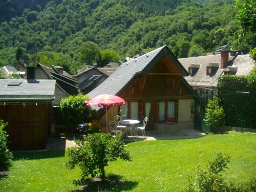 petite maison de montagne avec jardin