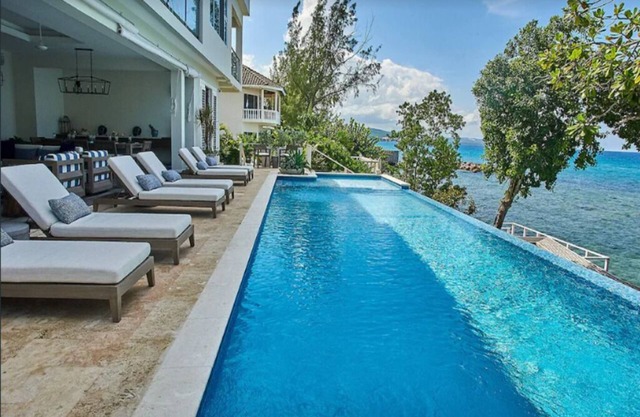 Petite Paradise - 4 Bedroom Beachfront Oasis