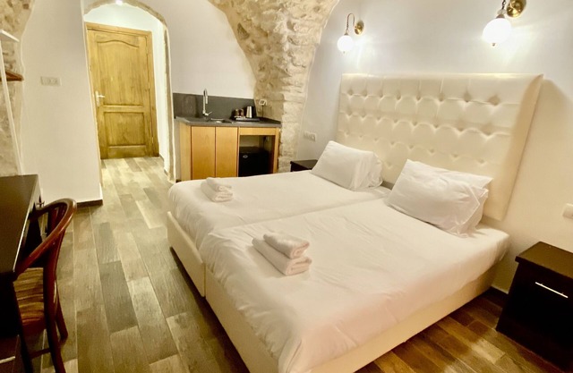 Petrakis Inn