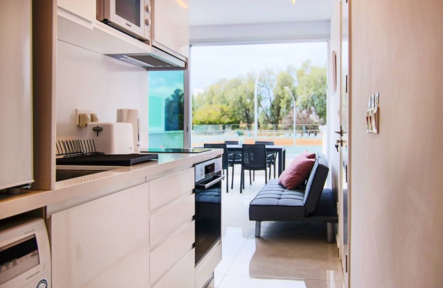 Phaedrus Living: Seaside Executive Flat Harbour 204