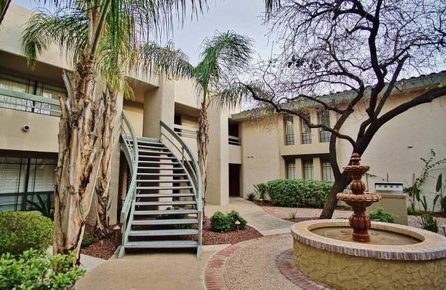 Phoenix Abode w/Pool Access: Walk to Fashion Park