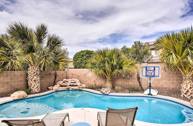 Phoenix House w/ Fire Pit & Seasonal Hot Tub!
