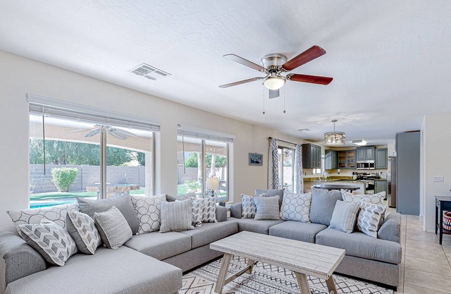 Phoenix - Spacious home with large yard and pool
