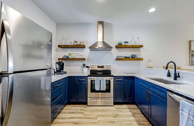 Picturesque Condo w/stunning balcony views, shared pool, dog friendly