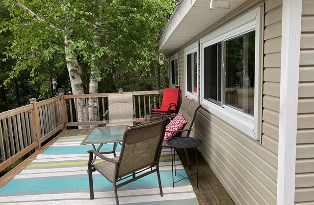 Picturesque Cottage w/hot tub on Trout Lake