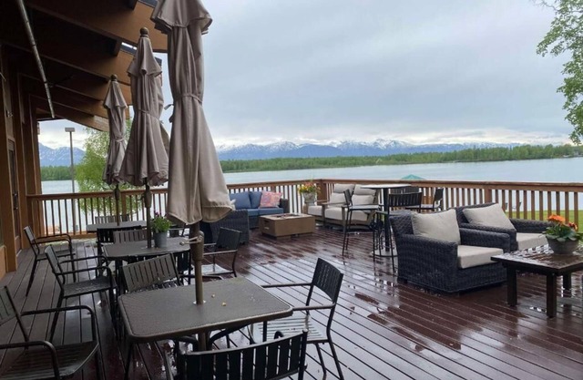 Picturesque Lake Views: Endless Views W/Modern Rooms