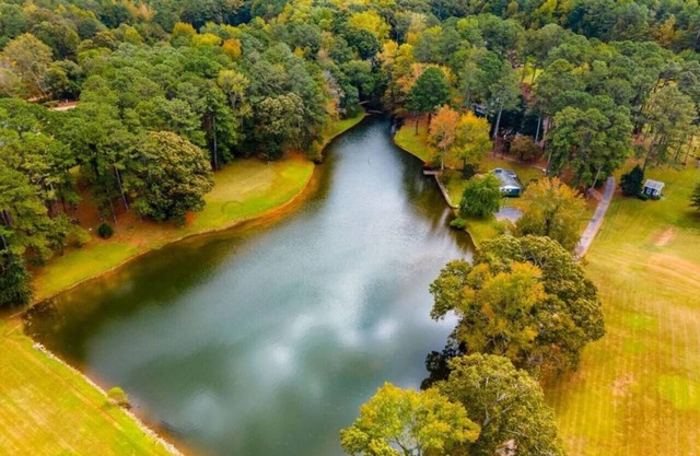 Picturesque Lakeside Luxury: Perfect Lush Getaway