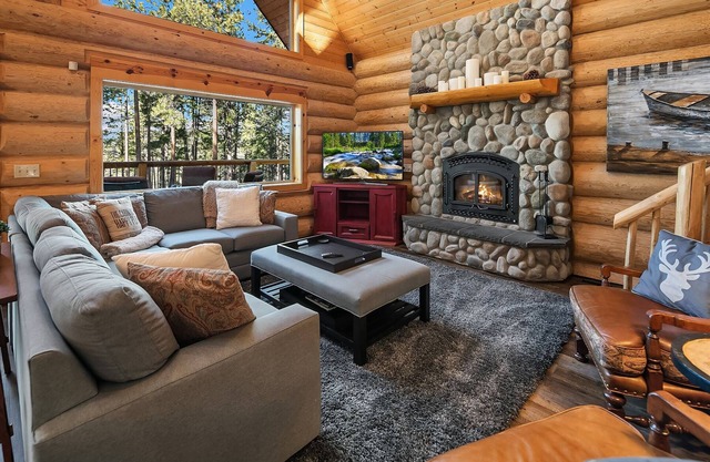 Picturesque Log Cabin on 5 Private Acres! Hot Tub * Large Yard * WiFi