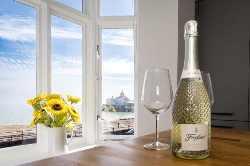 Pier View - stylish flat with sea views