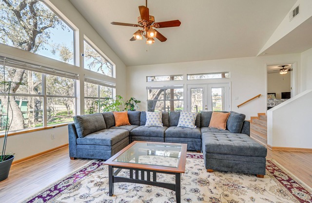 ‘Pin Oak Farmhouse’ w/Patio in Dripping Springs