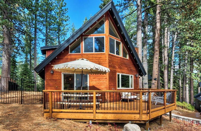 Pine Ridge Cabin: Stylish A-Frame - BBQ, Hot Tub, Games