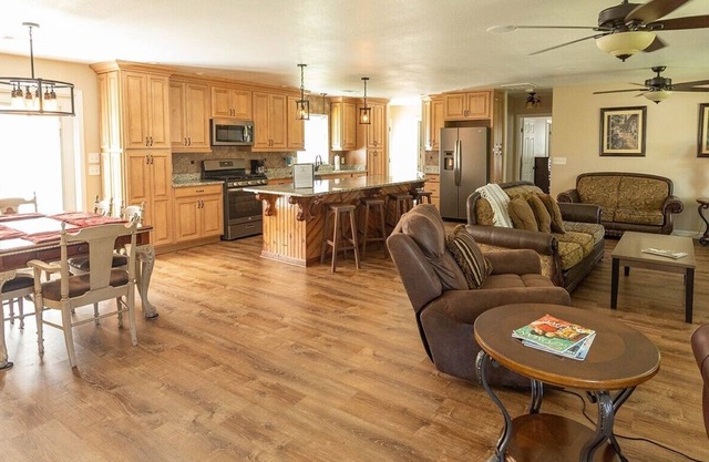 Pine Ridge - close to beach, casinos & downtown Ocean Springs!