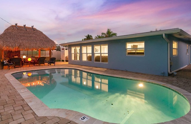 Pineapple NEW LISTING! BEACH HOUSE HEATED POOL & HOT TUB, WALK TO BEACH!!