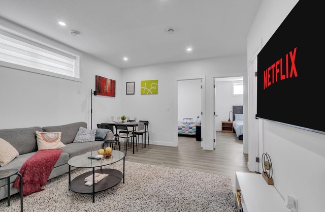 Pivate Family Friendly 2-Bedroom Suite near South Health Campus in Calgary