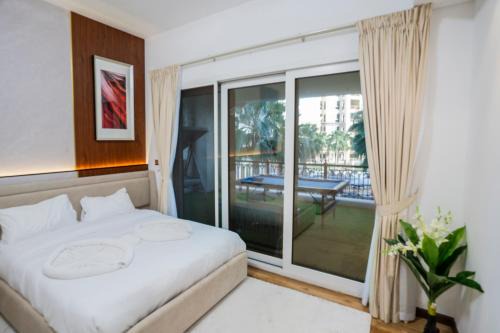 PJ- Peaceful 2 Bedroom Apt at Palm Jumeirah - Beachfront Luxury Stay - Free Parking