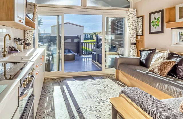 Pladda Pod with Hot Tub S