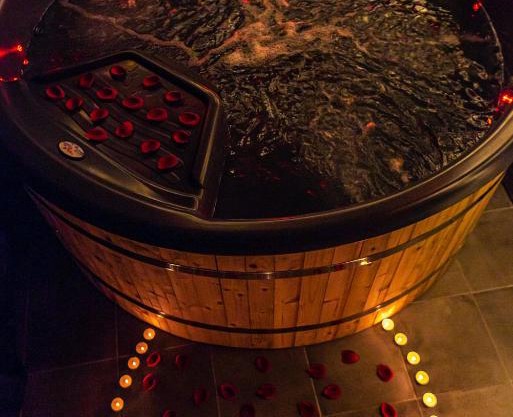 Playroom XXL Loft LOVE Room avec Espace spa Terrasse vue sur les toits Salle de jeux pour adultes Libourne centre 10 min de St Emilion Proche Bordeaux