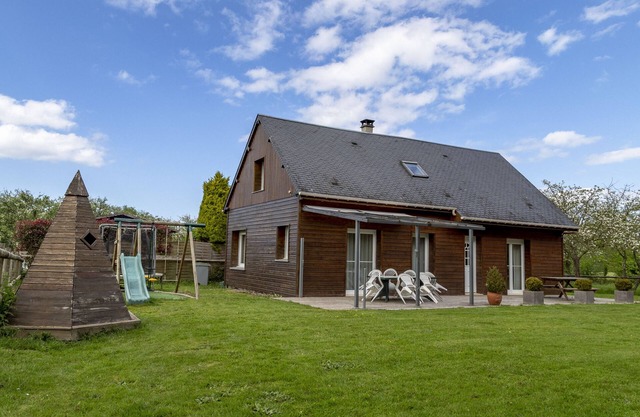 Pleasant 9-person self-catering cottage, 10 minutes from the beach