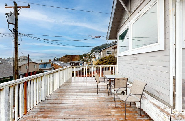 Pleasant dog-friendly house w/panoramic views - short walk to the beach