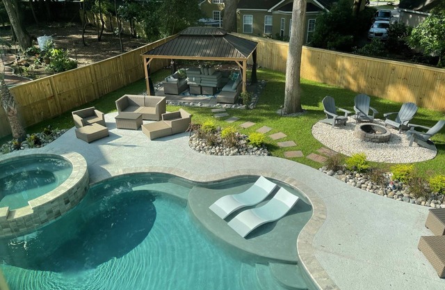 PLEASANT PLACE: Newly Built with Pool Backyard Oasis: Close to downtown/beach