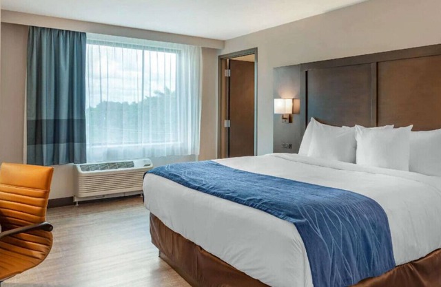 Pleasant Suite! Nice Amenities, Bar & Gym!