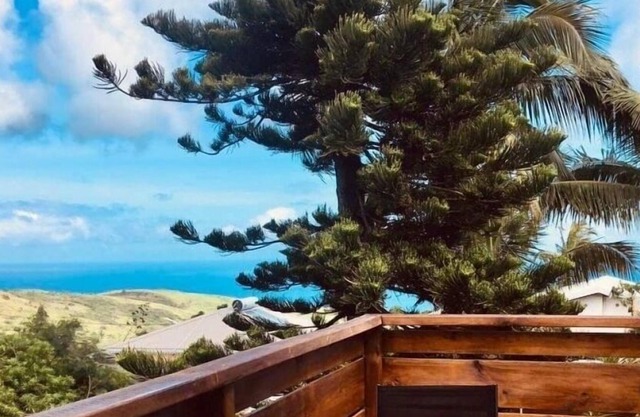 Pleasant T2 10 minutes from the western beaches, located between North and South of the island