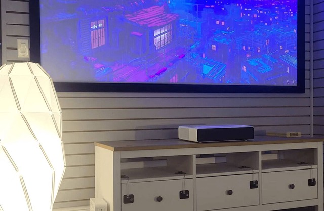Plush 2 Bed Getaway w/100" Projector & Sectional