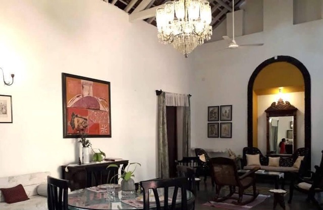 Plush Colonial Home 1km from the Beach with 5★WiFi