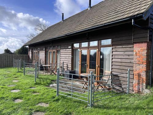 Poachers Hut 1-Bed Cottage Sleeps 2 Pet Friendly